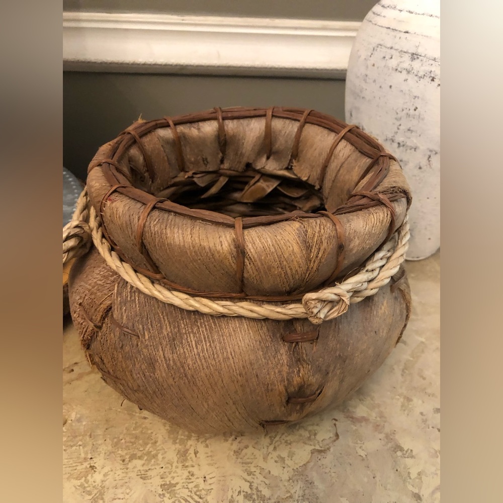 Amazing dried palm leaf and rope basket excellent condition like new